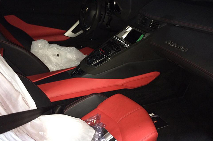 Bên trong nội thất chiếc Lamborghini Aventador LP700-4 DMC sở hữu ghế da màu đỏ kết hợp với màu đen của nhiều chi tiết, khiến nó trở nên nổi bật và tạo cho không gian nội thất thêm phần mạnh mẽ. Tuy nhiên cũng không có quá nhiều thay đổi bên trong nội thất so với bản thường.
