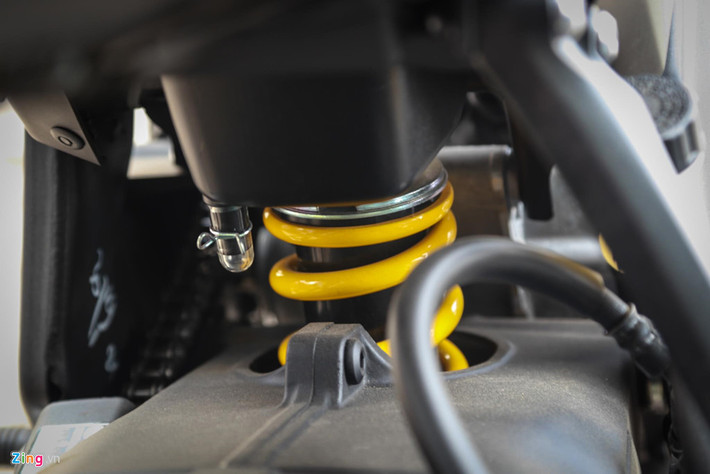 Yamaha MT-15 sở hữu phuộc trước up-side-down và phuộc monoshock phía sau. Mâm xe thể thao kích thước 17 inch, đáng tiếc xe không có hệ thống chống bó cứng phanh ABS. Hệ thống phanh, xi-nhan và đèn hậu cũng được giữ nguyên từ mẫu Yamaha TFX 150.