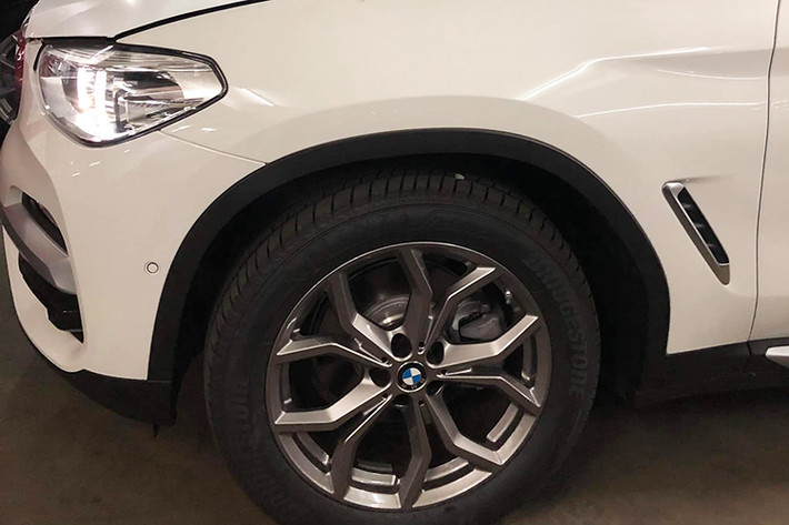 Với mức giá được cho là chính xác từ phía đại lý, mẫu xe BMW X3 2019 chính hãng tại Việt Nam sẽ đắt hơn so với đối thủ Mercedes-Benz GLC đến gấp rưỡi. Cụ thể giá xe Mercedes-Banez GLC 200 chính hãng hiện đang bán ra là là 1,699 tỷ đồng, GLC 300 có giá 2,289 tỷ đồng, vẫn chưa bằng mức khởi điểm của X3.