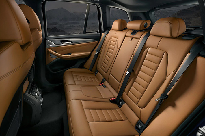 Với 3 phiên bản, BMW X3 mới được trang bị 2 loại động cơ, cùng dung tích 2 lít nhưng công suất đầu ra khác nhau. Bản xDrive20i có công suất 184 mã lực và mô-men xoắn 290 Nm. Bản xDrive30i có công suất 252 mã lực và mô-men xoắn 350 Nm, giúp xe có thể tăng tốc từ 0 – 100km/h chỉ 6 giây. Hộp số tự động 8 cấp và hệ dẫn động 4 bánh dùng chung.