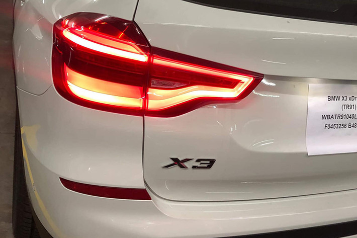 BMW X3 thế hệ mới sử dụng lưới tản nhiệt 3D kiểu mới được hãng xe Đức ứng dụng đầu tiên trên phân khúc SUV và cụm đèn sương mù sáu cạnh. Phần đuôi xe được trang bị cụm đèn hậu 3D sắc nét. Chiều dài cơ sở và độ cao của gầm xe đều được tăng lên, chứng tỏ BMW đã tăng khả năng chinh phục những cung đường off-road khó khăn.