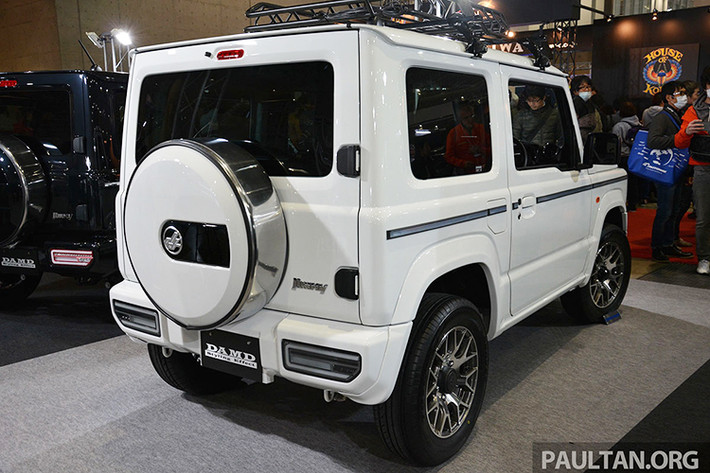 Chưa hết, bộ body kit Little G còn đưa đèn xi-nhan LED nằm dọc, đường màu đen chạy trên sườn xe, bậc bước lên/xuống mới, ống xả bên sườn và bộ vành hợp kim 8 chấu màu tối cho chiếc Suzuki Jimny 2019.