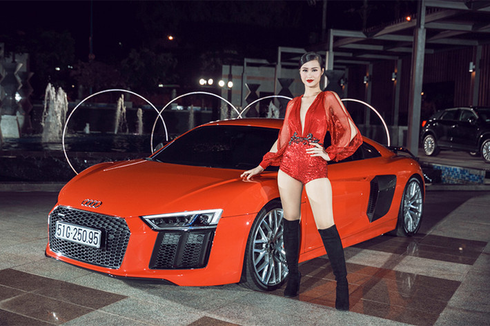 Trong giới showbiz Việt, ngoài ca sĩ Tuấn Hưng tậu Ferrari 488 GTB thì cặp đôi Đông Nhi - Ông Cao Thắng cũng từng gây "sốt" khi thu nạp chiếc siêu xe Audi R8 V10 Plus 2016 vào tháng 1/2017. Thời điểm này, R8 V10 Plus có mức giá lên tới gần 13 tỷ đồng tại Việt Nam.
