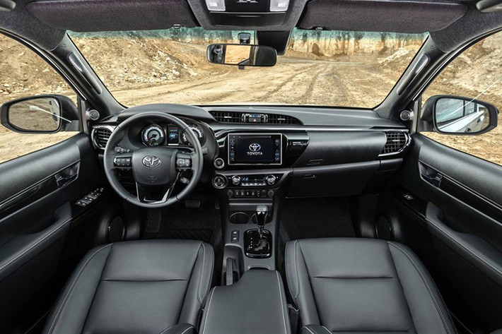 Bên trong nội thất, Toyota Hilux 2019 phiên bản đặc biệt sở hữu khoang cabin phủ một màu đen huyền bí. Tất cả các chi tiết như vô-lăng, cần số, lẫy mở cửa... cũng đều mang màu đen. Ngoài ra, để làm nổi bật phiên bản đặc biệt này, khi khởi động dòng chữ Hilux 2019 Special Edition sẽ xuất hiện ở trung tâm màn hình TFT đằng sau vô-lăng.