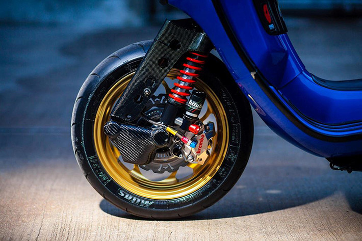 Mothai đã lắp cho Sprint hệ thống phuộc trước Bitubo của Ý và phuộc sau Ohlins nổi tiếng. Với khả năng điều chỉnh linh hoạt độ nhún/nảy/tải trong, hệ thống treo mới của xe đem tới cảm giác điều khiển nhạy bén, chính xác và có thể dễ dàng thay đổi các cài đặt theo từng người lái.