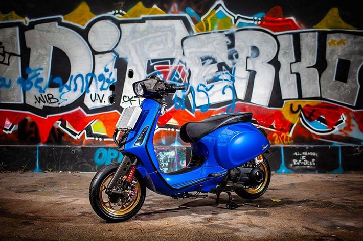 Với mục tiêu tạo ra chiếc Vespa khung nhỏ mạnh mẽ và hoàn hảo hơn, xưởng độ Mothai tại Thái Lan đã tìm cách nâng cấp một chiếc xe ga Vespa Sprint với các đồ chơi "hàng hiệu" cùng khối động cơ lớn hơn.
