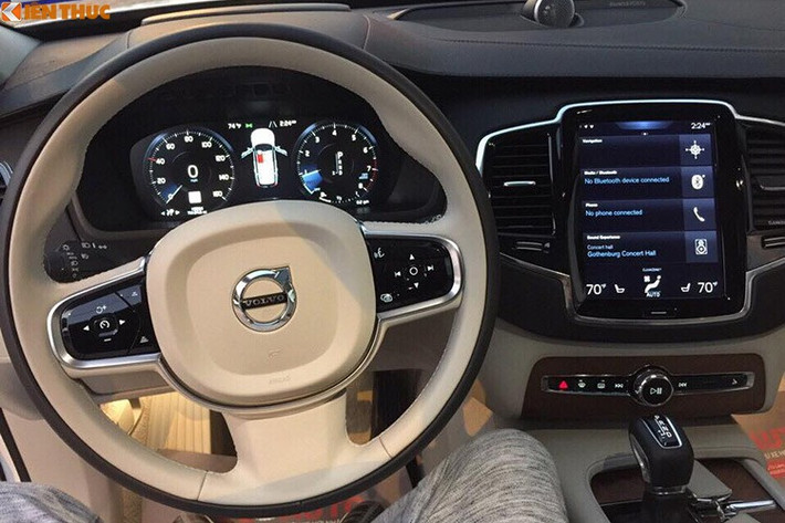 Ngồi từ phía người lái, XC90 sẽ đem lại góc nhìn rất thoáng nhờ có bảng táp-lô rộng rãi và cột A mỏng, dốc về phía sau. Giống các đối thủ cao cấp khác, bảng đồng hồ của Volvo XC90 T6 Inscription cũng hoàn toàn là một màn hình kỹ thuật số lớn, phía sau là vô-lăng được tích hợp các nút điều khiển hệ thống âm thanh và một số tính năng của xe đầy thuận tiện.