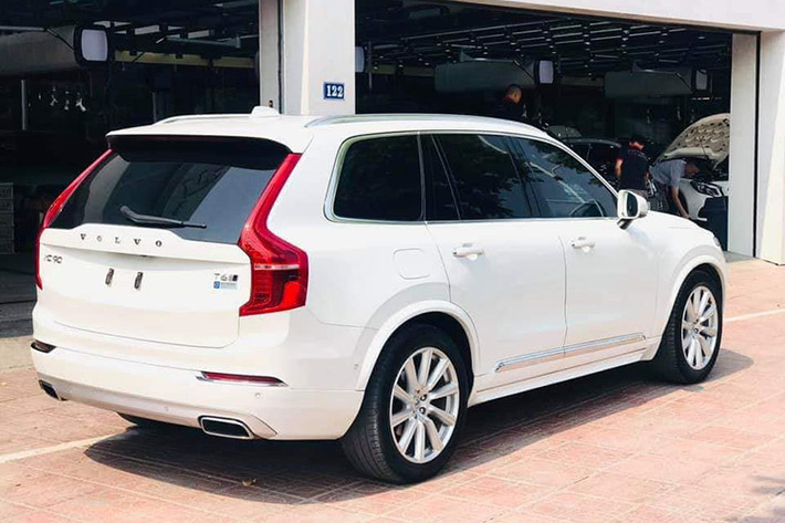 Phía sau chiếc xe vẫn tiếp tục giữ nguyên lối thiết kế giản dị nhưng tinh tế của Volvo với dòng chữ nổi chạy ngang, một số logo nhỏ cùng phần ốp dưới cản sau mạ chrome. Các đèn hậu của xe khá mỏng, đặt dọc theo chiều cao xe là đặc điểm truyền thống của dòng XC90. Trên phiên bản XC90 thế hệ mới này, đèn hậu của chiếc xe cũng đã được nâng cấp lên công nghệ chiếu sáng LED ấn tượng.