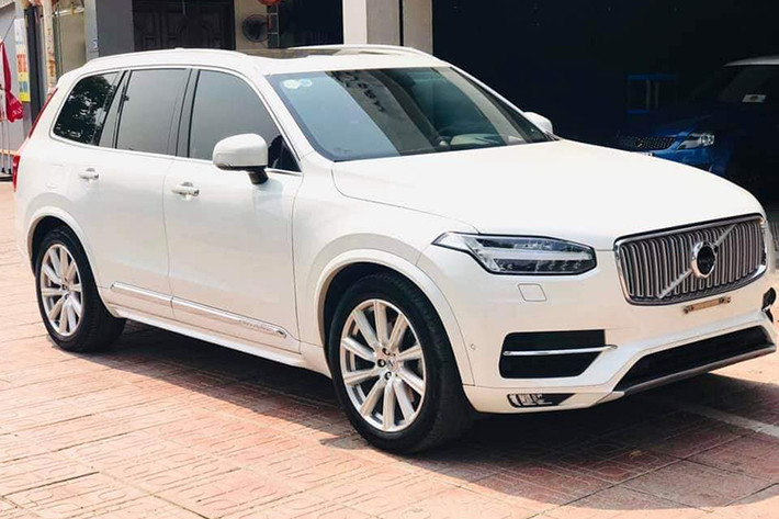Mẫu xe SUV Volvo XC90 T6 Inscription chính là đối thủ cạnh tranh trực tiếp với hàng loạt những tên tuổi đình đám như BMW X5, Audi Q7, Mercedes GLS-Class hay Acura MDX. Mặc dù đã chính thức bước chân vào Việt Nam, tuy nhiên chiếc XC90 T6 Inscription này lại được chủ nhân mua qua một showroom tư nhân ở Hà Nội.