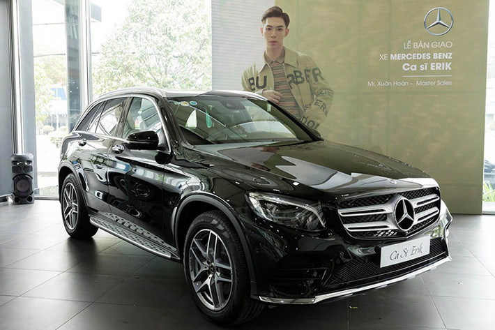 "Trái tim" Mercedes-Benz GLC 300 AMG của Erik mới mua sở hữu khối động cơ xăng 4 xi-lanh, tăng áp, dung tích 2.0 lít, sản sinh công suất tối đa 245 mã lực và mô-men xoắn cực đại 369 Nm. Động cơ kết hợp với hộp số tự động 9G-Tronic 9 cấp.