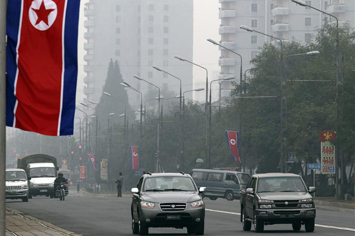 Việc mua bán xe ôtô ở Triều Tiên không còn bị hạn chế, nhưng để thoải mái chạy xe ngoài đường không hề đơn giản. Đó là vì chính sách bán xăng dầu cho người dân tại đây bị quản lý bằng phiếu định lượng.