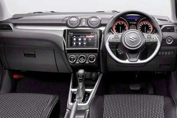 Bên trong cabin, Suzuki Swift 2018 cũng sẽ hiện đại hơn khi được trang bị một màn hình giải trí cảm ứng 7inch với điều hướng vệ tinh, tích hợp Apple CarPlay và Android, vô-lăng tay lái dạng đáy phẳng thể thao.