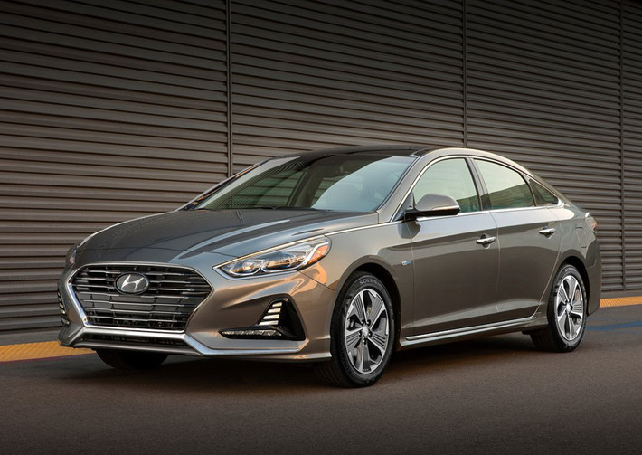 Mẫu xe sedan Hyundai Sonata 2018 sẽ ra mắt phiên bản hybrid và plug-in hybrid thế hệ mới, với thiết kế, tính an toàn và hệ thống treo được nâng cấp. Ngoài ra, xe cũng được cải tiến nội thất mới.