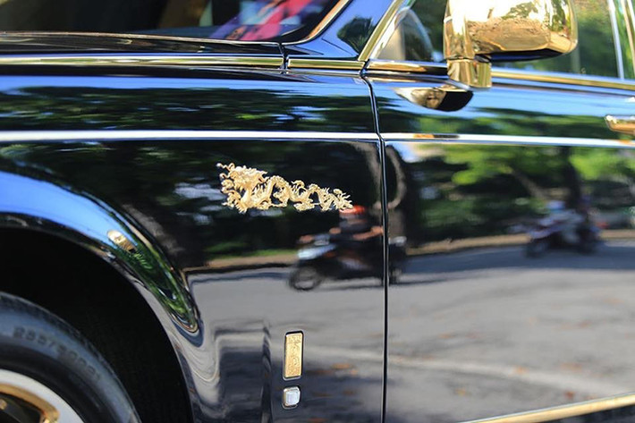 Bộ đôi xe siêu sang Rolls-Royce Phantom thế hệ cũ này sở hữu khối động cơ V12, dung tích 6,75 lít, sản sinh công suất tối đa 453 mã lực ở vòng tua máy 5.350 vòng/phút, mô-men xoắn cực đại 720 Nm ở vòng tua 3.500 vòng/phút. Hộp số tự động 6 cấp. Vận tốc tối đa của chiếc xe siêu sang này là 250 km/h.