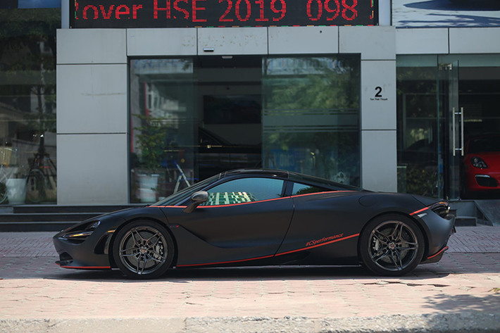 Sự có mặt của chiếc siêu xe McLaren 720S đầu tiên về Việt Nam ở Hà Nội đã nâng tổng số xe 720S tại đây lên con số hai. Trước đó là chiếc McLaren 720S màu đỏ Memphis về nước sát Tết Kỷ Hợi 2019. Đây cũng là lần thứ hai chiếc siêu xe McLaren 720S có màu sơn gốc là trắng Glacier xuất hiện ở Hà Nội.