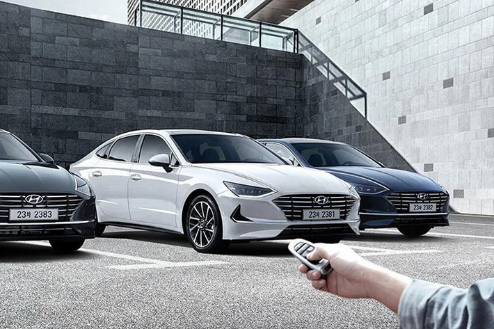 Chưa hết, Digital Key còn có khả năng lưu các cài đặt yêu thích của người dùng. Khi xe phát hiện ra Digital Key, những cài đặt như vị trí gương, ghế, vô lăng hay hệ thống âm thanh, video, định vị và màn hình hiển thị thông tin trên kính chắn gió sẽ được thay đổi theo sở thích của người dùng.