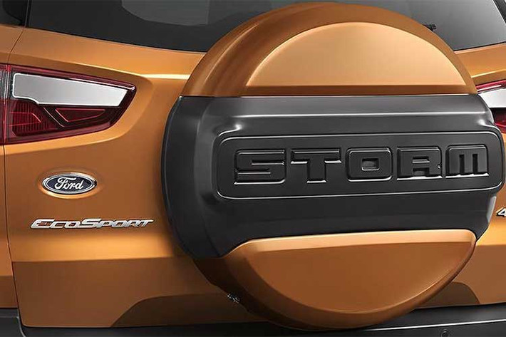 Phiên bản của mẫu xe EcoSport nâng cấp giữa vòng đời vừa ra mắt tại một số thị trường vốn đã bị loại bỏ bánh dự phòng phía sau để thay bằng hốc biển số, tuy nhiên chi tiết này đã tái xuất hiện trên EcoSport Storm kèm chụp bảo vệ bánh dự phòng thiết kế mạnh mẽ cho các tín đồ off-road.