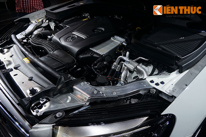 GLC 300 được trang bị động cơ I4 2.0L 245 mã lực. Hộp số tự động 9 cấp 9G-TRONIC đi kèm hệ dẫn động 4MATIC. Đặc biệt, mô-men xoắn cực đại 350 và 370 Nm trên cả hai động cơ đều đạt được ngay từ vòng tua máy 1.200 vòng/phút. Mức tiêu thụ nhiên liệu khoảng 6,5l/100km.
