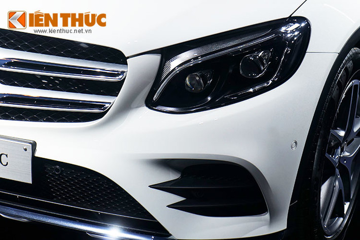 Mặt trước của xe ấn tượng với hệ thống đèn chiếu sáng sử dụng công nghệ LED hiện đại. Nếu như trên phiên bản GLK, thiết kế ngoại thất còn có những phần vuông vức, thô cứng thì nay đã được thay thế bằng những đường cong mềm mại, thanh thoát hơn.