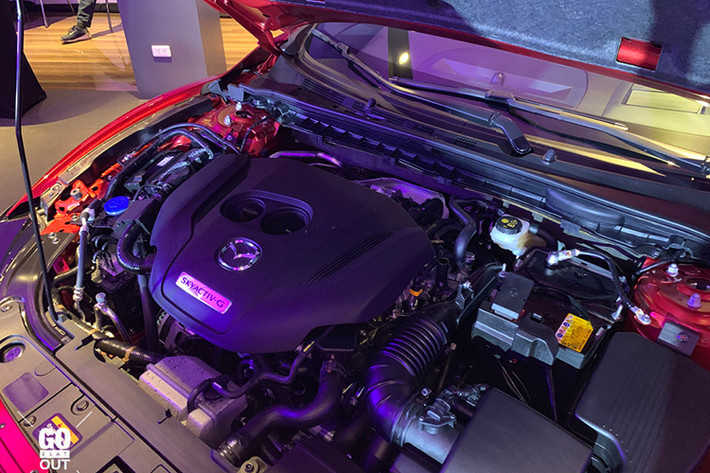 Ngoài ra, dòng xe Mazda6 phiên bản 2019 tại thị trường Philippines còn có một tùy chọn động cơ nữa là máy dầu SkyActiv-D 4 xi-lanh, dung tích 2,2 lít với công suất tối đa 190 mã lực và mô-men xoắn cực đại 450 Nm. Cả hai động cơ đều đồng hành với hộp số tự động 6 cấp.