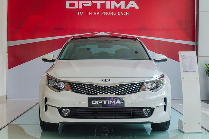 Dù có mức giá rẻ so với các xe trong phân khúc xe cỡ D nhưng Kia Optima vẫn thường xuyên lọt top xe ế nhất thị trường. Sang tháng 10/2018, mẫu sedan tiếp tục đứng thứ 3 với doanh số 9 xe, cộng dồn 10 tháng đạt 236 xe. Hiện tại, mẫu xe sedan Kia Optima đang bán ở Việt Nam với 3 phiên bản, giá từ 789 - 949 triệu đồng.