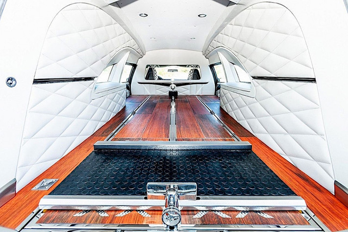 Để khiến chiếc xe tang Tesla mới này được dài thêm 80 cm so với hàng chính hãng Tesla thông thường nhằm có đủ không gian cho một chiếc quan tài, Naley đã phải cắt một nửa chiếc xe và rồi tiến hành nối lại.