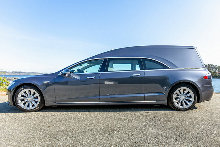 Không rõ là chủa nhân của chiếc xe điện Tesla đã làm điều đó như thế nào, nhưng thông qua một bài phỏng vấn hồi tháng 4 đuọc đăng tải trên trang afaae.com thì Naley đã cần dụng “kỹ thuật chế tạo không gian.”