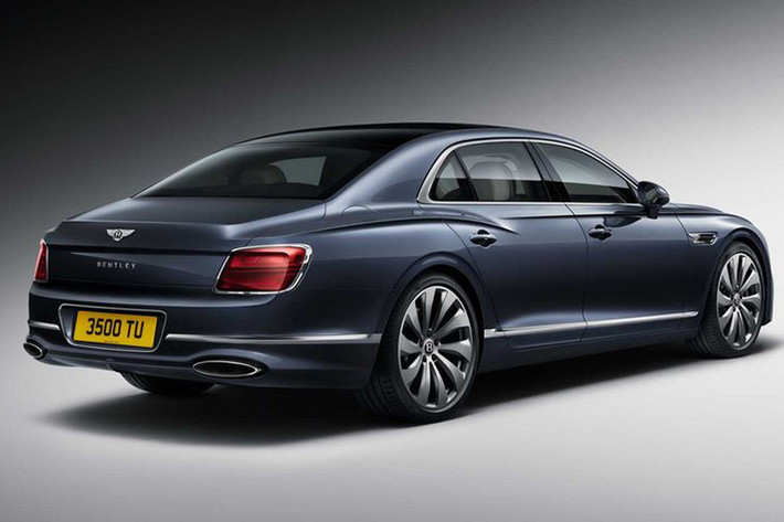 Đặc biệt, lần đầu tiên trên Bentley Flying Spur tượng Bentley Flying B có thể thu gọn vào trong nắp ca-pô và có thể phát sáng như một phần của chuỗi đèn chào khi người lái đến gần xe. Cặp đèn pha hình tròn quen thuộc sẽ có thêm các điểm nhấn mạ crôm theo tiêu chuẩn, tạo hiệu ứng lấp lánh ngay cả khi không bật đèn.