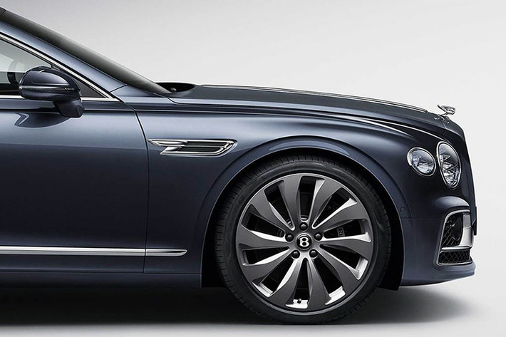 Để gợi nhắc về chiếc S1 Continental Flying Spur 1957, Bentley Flying Spur thế hệ mới còn sở hữu lưới tản nhiệt cỡ lớn dạng thanh dọc độc đáo. Theo hãng công bố, Flying Spur 2020 sẽ có 17 lựa chọn sơn và các hoàn thiện crôm sáng hay đen cho phần lưới tản nhiệt phụ nằm bên dưới.