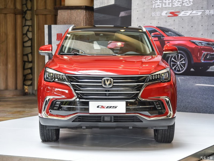 Nếu như phần đuôi xe của Changan CS85 Coupe giống BMW X4 và X6 thì thiết kế đầu xe, nhất là lưới tản nhiệt, lại gợi liên tưởng đến Lexus. Quả thực, chi tiết này trông chẳng khác nào bản "fake 1" của lưới tản nhiệt hình con suốt nổi tiếng mà Lexus đang áp dụng cho toàn bộ dòng sản phẩm. Nằm hai bên lưới tản nhiệt mạ crôm sáng bóng là cụm đèn pha LED toàn phần khá ấn tượng.