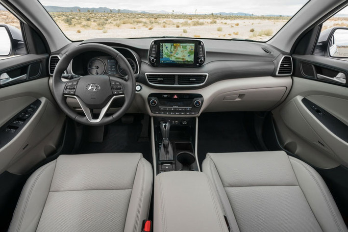 Ngoài thiết kế ngoại thất cải tiến, Hyundai Tucson 2019 còn được bổ sung nội thất mới mẻ với màn hình của hệ thống thông tin giải trí nằm độc lập trên mặt táp-lô thay vì tích hợp vào cụm điều khiển trung tâm. Sự thay đổi này cho phép hãng Hyundai đặt cửa gió điều hòa bên dưới màn hình thông tin giải trí thay vì 2 bên như trước.