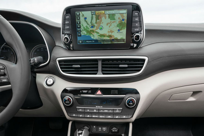 Màn hình 7 inch của hệ thống thông tin giải trí tương thích Apple CarPlay và Android Auto tiêu chuẩn. Bảng điều khiển nâng cấp và phanh đỗ xe điện tử hiện đại hơn cũng xuất hiện trên mẫu crossover cỡ C này. Trang bị an toàn trên xe dự tính sẽ được nâng cấp mạnh mẽ, hiẹn địa hơn.