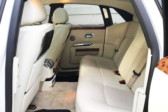 Mặc dù là phiên bản sản xuất 2011 và đã trải qua 8 năm lăn bánh khoảng 32.000km, thế nhưng do đi ít và chăm sóc tốt, những chi tiết trên xe vẫn còn rất đẹp mắt với nội thất gần như nguyên bản. Các chi tiết như hành cửa ốp gỗ, bọc da, các nút bấm được chế tác từ hợp kim và được mạ chrome vẫn còn sáng bóng.