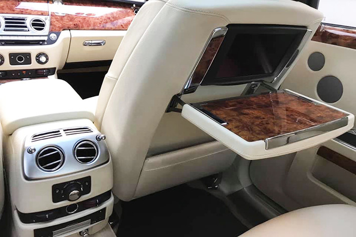 Xe siêu sang Roll-Royce Ghost sở hữu khối động cơ 6,6 lít V12 tăng áp, công suất 563 mã lực và mô-men xoắn 780 Nm ở ngay vòng tua máy 1.500 vòng/phút. Sức trẻ, thể thao của Ghost sẽ phù hợp với những khách hàng trẻ trung, đẳng cấp nhưng không kém phần mạnh mẽ trong tính cách.