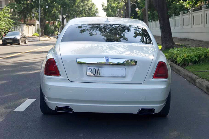 Dù đã trải qua khoảng 8 năm lăn bánh, chiếc siêu xe sang nhà Rolls-Royce này vẫn được chủ nhân giữ gìn với các chi tiết ngoại thất còn khá mới. Phần đầu của xe với lưới tản nhiện mạ crome cùng logo phía trên khá mới, đuôi thiết kế bo tròn truyền thống của các dòng xe siêu sang Rolls-Royce.