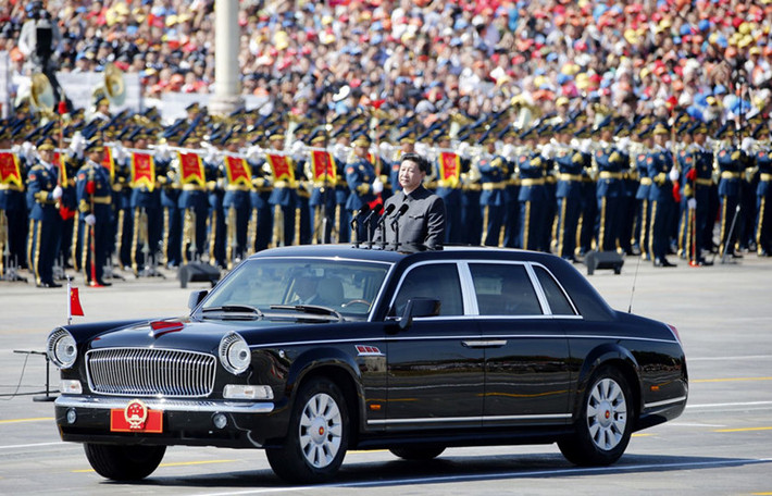 Siêu xe nguyên thủ quốc gia Trung Quốc, chủ tịch Tập Cận Bình là chiếc limousine Hongqi L5 được thiết kế và sản xuất hoàn toàn bởi người Trung Quốc. Chiếc xe mang kiểu dáng cổ điển khá đẹp có giá khủng lên đến 800.000 USD. Đây cũng là mẫu xe sang được nhiều tỷ phú và sao nổi tiếng ở Trung Quốc sử dụng nhằm mục đích bảo vệ sự an nguy của họ.