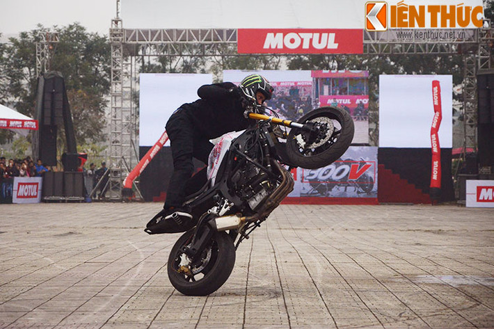 Stunter13 là cái tên được chú ý nhất trong ngày hôm nay 5/2. Anh liên tục biểu diễn các pha bốc đầu, bốc đuôi, đốt lốp,... mạo hiểm trong sự tán thưởng của hàng ngàn khán giả tại Hà Nội.