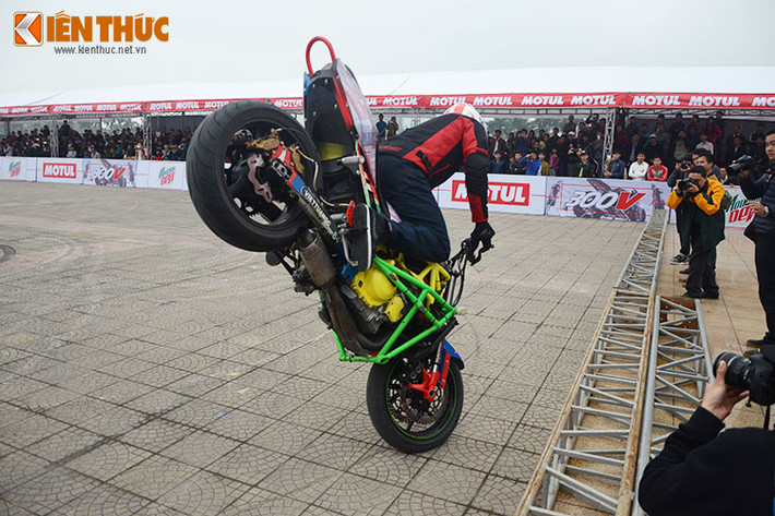 Nếu như phần trình diễn của hai stunter người Nhật Hiroyuki Ogawa và Stunter13 người Ba Lan nhanh chóng đốt nóng không khí với khả năng kiểm soát “chiến mã” nhuần nhuyễn với kỹ thuật làm xiếc trên chiếc môtô thì Aaron Twite lại nhẹ nhàng cống hiến những màn biểu diễn đầy "chất thơ" dành cho khán giả.