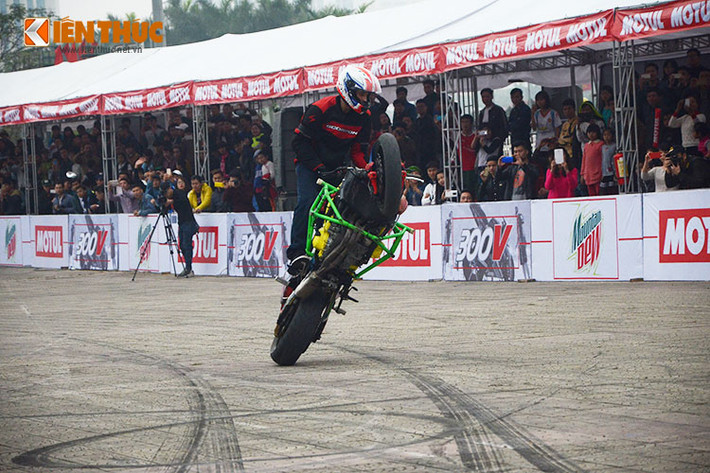 Cuối cùng là anh chàng Aaron Twite người Mỹ - đã gắn bó với Việt Nam cùng Motul Stunt Fest đã 3 mùa liên tiếp. Anh được xem là một trong số những stunter nổi tiếng nhất Thế giới hiện nay khi thường xuyên tham dự những giải đấu lớn khắp mọi nơi trên Thế giới.
