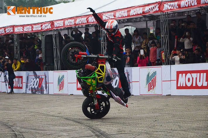 Có thể nói Aaron Twite có kỹ năng dựng đuôi xe tốt nhất trong 3 stunter khách mời lần này. Anh kết thúc phần trình diễn của mình bằng màn bốc đầu quay xe chào khán giả tại cả 4 góc sân khấu cực kỳ phấn khích, biểu hiện sự gần gũi và chuyên nghiệp của mình.