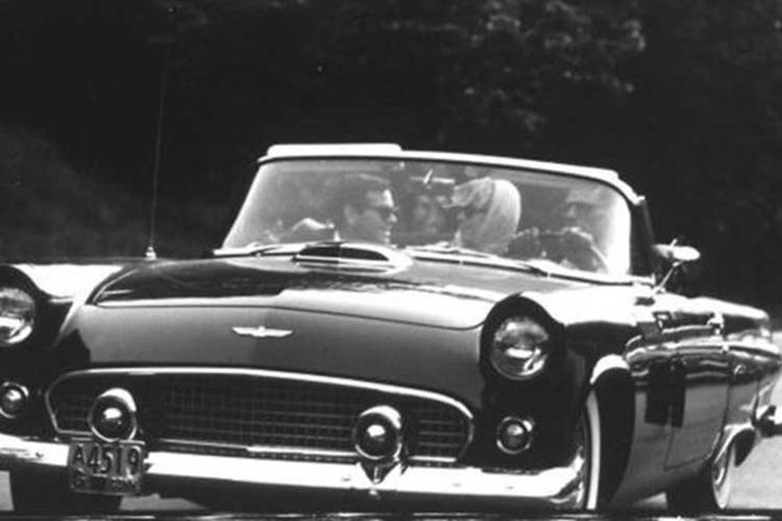 Cô nàng Marilyn Monroe là một trong những ngôi sao nổi tiếng từng xuất hiện ở Hollywood, là người mà ai cũng nghĩ rằng sẽ có cuộc sống như một bà hoàng, luôn có người cung phụng hầu hạ mà không phải động tay vào những việc thông thường bao giờ.