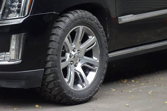 Bộ mâm hợp kim đa chấu lích thước 24 inch giúp dáng xe dài đột biến thêm phần khỏe khoắn. Nếu bạn nghĩ bộ mâm lớn đi kèm với lốp thành mỏng sẽ ảnh hưởng đáng kể đến độ êm ái thì Cadillac đã chu đáo trang bị cho Escalade hệ thống treo từ tính giúp cải thiện đáng kể trải nghiệm thoải mái cho người ngồi trên xe.