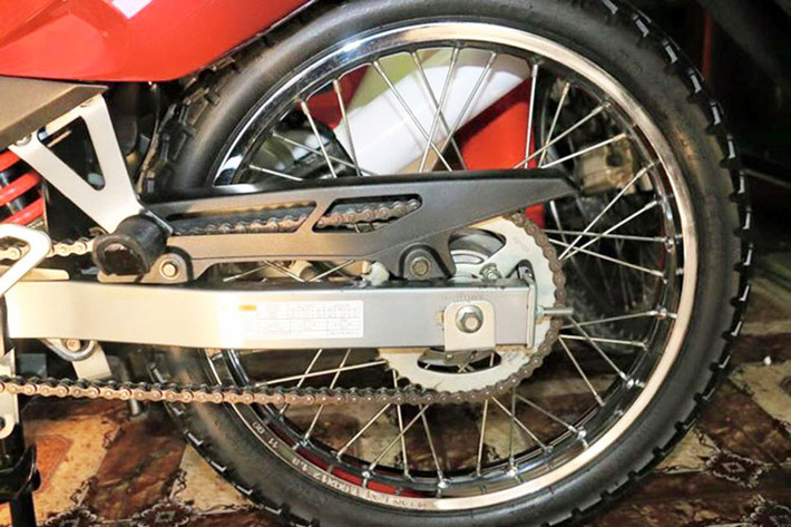 Hệ thống nhông xích và cặp vành nan hoa zin theo xe.