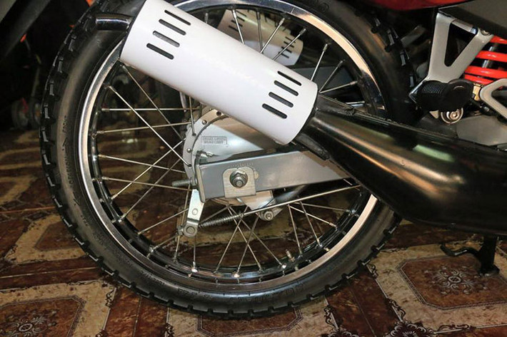 Pô xe vẫn nguyên bản như mới với lớp linon trắng được dán bảo vệ