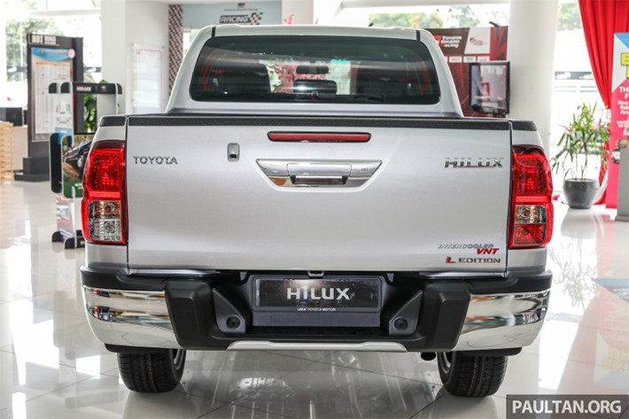 Ngoài lưới tản nhiệt có thiết kế giống Tacoma, cản trước mới cũng được tinh chỉnh với thiết kế phức tạp hơn. Trên cản va trước có cụm đèn sương mù cỡ nhỏ, nằm cạnh chi tiết trang trí hình chữ C mạ crôm. Tổng thể trông có vẻ không đơn giản như đời cũ. Riêng phần sườn và đuôi xe của Toyota Hilux 2018 không thay đổi đáng kể so với trước.