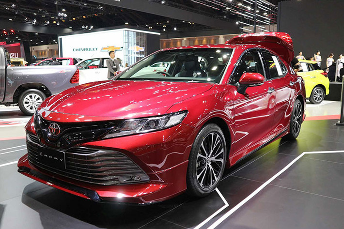 Toyota có vẻ "khá lười" trong việc giới thiệu các phiên bản TRD Sportivo thể thao cho những mẫu xe của mình, Toyota Camry thế hệ mới đã ra mắt Thái Lan từ tháng 10 năm ngoái nhưng tới tận bây giờ đối thủ của Honda Accord mới được cung cấp các phụ kiện TRD Sportivo và ra mắt tại Bangkok International Motor Show 2019.