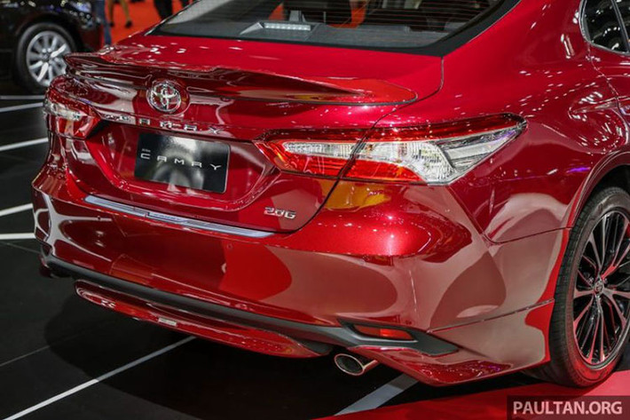 Body kit với cản trước mở rộng, nhô ra đáng kể so với phiên bản tiêu chuẩn. Phần nhô ra này còn được trang trí dải màu đen nhằm tôn lên tông đen-đỏ thể thao. Chi tiết này tiếp tục xuất hiện ở đuôi xe. Ngoài ra, phần nắp ca-pô sau được trang trí thêm một cánh lướt gió mang đến sự hầm hố, thể thao hơn cho xe.