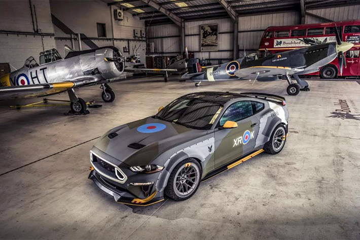 Không những thế, chiếc xe cơ bắp Ford Mustang đặc biệt này còn được Vaughn Gittin Jr trang bị cánh chia gió trước và lưới tản nhiệt với logo RTR phát sáng. Các nhà thiết kế còn trang bị cho xe nẹp ốp thân tối ưu hóa tính khí động học và nẹp ốp Gurney trên cánh gió sau.