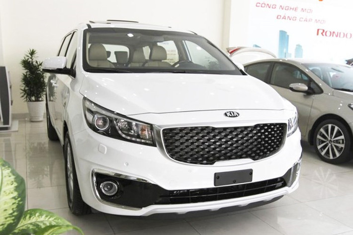 Sedona mang đến cho khách hàng hai phiên bản động cơ gồm bản động cơ dầu 2.2 lít và bản cao cấp hơn trang bị động cơ xăng 3.3 lít. Ở bản động cơ xăng V6, dung tích 3.3 lít, công suất 266 mã lực tại vòng tua 6.400 vòng/phút và mô-men xoắn cực đại 318Nm tại vòng tua 5.200 vòng/phút. Cả hai đều trang bị hộp số 6 cấp và dẫn động cầu trước.