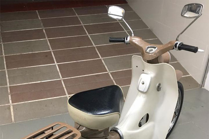 Tay lái của chiếc xe này cũng được thiết kế khác biệt, chỉ có duy nhất 2 đèn xi-nhan nằm hai bên, trong khi những chiếc Cub thế hệ sau còn tích hợp thêm đèn pha. Đơn vị đo tốc độ của chiếc xe được tính bằng dặm/h được ghi trên mặt đồng hồ, nó chứng minh rằng chiếc Super Cub C100 này đã được đem tới Việt Nam từ Mỹ.